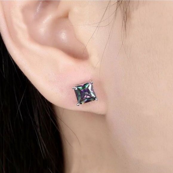 Cute Minimalist Cubic Zircon Stud Earings - Picture 4 of 4